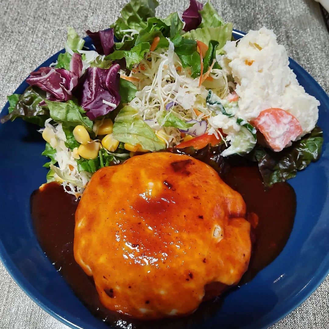 のインスタグラム：「とろとろチーズonハンバーグ  夫が作ってくれるハンバーグが美味しくてよくリクエストしてしまいます😆 ご馳走さまでした😋  #チーズonハンバーグ」