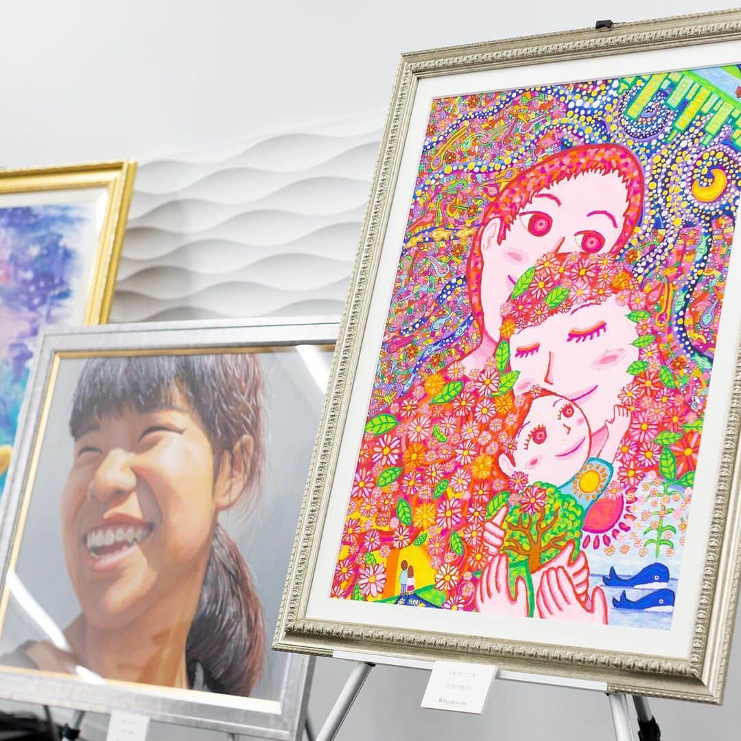 高橋絵理さんのインスタグラム写真 - (高橋絵理Instagram)「パラリンアート世界大会2021 メインMCを務めさせていただきました🎉🎤  今年は日本を含む世界29カ国より862点の作品が集まりました。  パラリンアートの特徴の一つが、障がい種別を問わず、画材も指定しないという点。 出来るだけ間口を広く、1人でも多くの障がい者の方々の経済的・社会的自立を支援したい。そんな思いで活動しています。 今回で4回目となった世界大会。 パラリンアート自体は年間を通じて様々なコンペを行なっていますが第1回からお手伝いさせていただいているこの世界大会は私自身とても思い入れの強い大会です。  コロナ禍できっと世界中の障がい者の方々、ご家族、施設の職員の皆様大変なのに大会に参加いただけたこと、こうして無事今年も表彰式を開催できたこと本当に嬉しく思います。  「人は太陽にしか集まらない。障がい者支援こそ楽しく明るく面白くやるべき。」という創業者理事の言葉を大切に私自身楽しみながらMCを務めさせていただきました🎤💓  次回2022の開催も既に決まっています。 パラリンアートの素敵な輪が、どんどん広がっていくことを願います。  ※写真は全てパラリンアートのオフィシャルです。  #パラリンアート #障がい者支援  #フリーアナウンサー　#高橋絵理 #セインカミュ  #中山秀征」2月4日 0時35分 - erieri1110