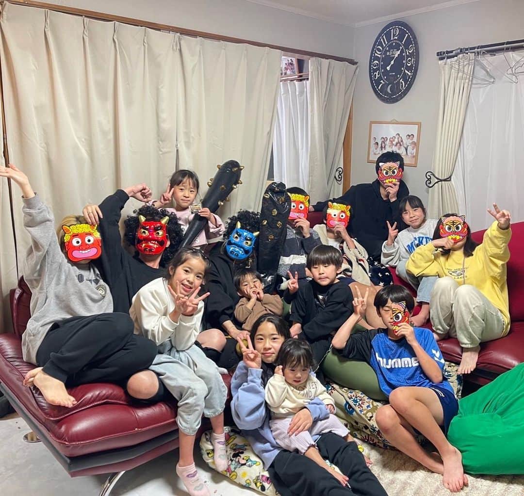 Kazukiのインスタグラム：「鬼は〜外〜👹 福は〜内〜✨ • 今年の節分も、泣いて逃げて投げて助けて家族みんなで大騒ぎ💦 • 豆も部屋も何もかも散らかり放題💦 今年もヒッチャカメッチャカの家族節分でした😅が、 世界中のみんなが幸せで健康で過ごせます様に… • • 動画のほとんどが撮れていなくて、かなりショックでしたが、 少しでも沢山の人に笑顔が届きます様に… • https://www.youtube.com/channel/UCTzZtFnWsvR-ETR_AsRHgdg/about #2月3日#節分#大家族の節分👹#恵方巻き#北北西#六男七女#15人大家族#漆山家#世界中のみんなが#幸せで健康で過ごせます様に#コロナに負けるな#笑顔」