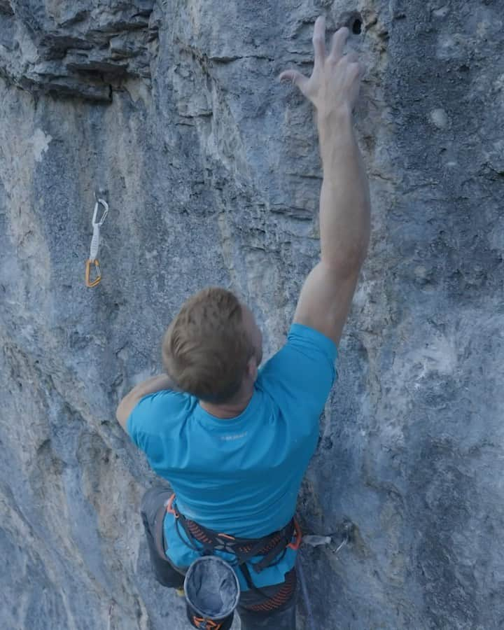 ヤコブ・シューベルトのインスタグラム：「NEW VIDEO! Check the link in my bio.  Just before heading to Spain in November I tried to flash ‚Lichtblick‘ this amazing 8c+ in Achleiten with the help and beta of my buddy @alfons_dornauer  @alpsolut.pictures was filming the process so this video shows you what it comes down to when you try to flash something hard, hope you enjoy it 😉💪🏻 • • #rockclimbing #leadclimbing #climbingvideo  @mammut_swiss1862 @gloryfy_unbreakable @raiffeisen @lasportivagram @thecrag_worldwide」