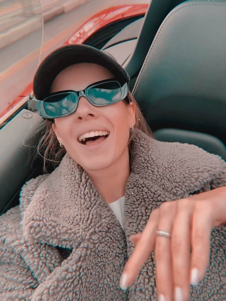 エカテリーナ・セレズネワのインスタグラム：「#КэтиFM in Sochi be like🎧🏎❣️」