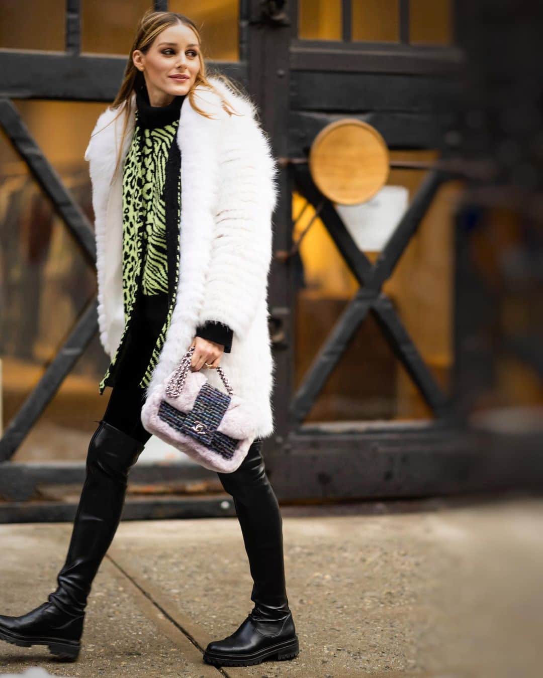オリヴィア・パレルモのインスタグラム：「Out in Soho yesterday between meetings and before the rain 🌧😫⁣ ⁣ 📷: @thestewartofny」