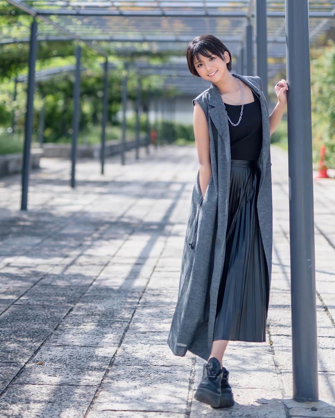 山本ゆうかのインスタグラム：「LINEの返信とか何で返せば良いかな、どうすれば嫌われないかなって考えすぎてたら 日にちが空きすぎて勝手に気まずくなって 結局既読無視して、相手に嫌われて終わる。 本末転倒な奴。の笑顔です。そんな奴は笑うな！！！！この野郎！！！」