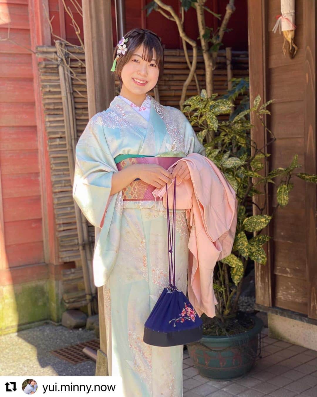 金沢着物レンタルshop心結〜kokoyui〜のインスタグラム：「お着物や帯、小物にお悩みのお客様には選ぶ際のお手伝いをしております💐  この度はご利用いただきありがとうございました。 素敵な投稿をシェアさせていただきます☺️  #Repost @yui.minny.now  ・・・ * 新年ということで、 久しぶりに着物を着ました👘🍡 ⁡ ⁡ 今回は淡い水色の着物にピンクの帯を合わせたよ💗 ⁡ ⁡ お店の方のアドバイスもいただきながら ⁡ バッグと帯締めはブルー系でそろえて 全体がぼやけないように仕上げました🦋 ⁡ ⁡ やっぱり着物を着ると背筋が伸びるし 所作も気をつけようって思えるからよい〜🙏 ⁡ ⁡ 久々の着物写真、どうでしょう？🙃 ⁡」