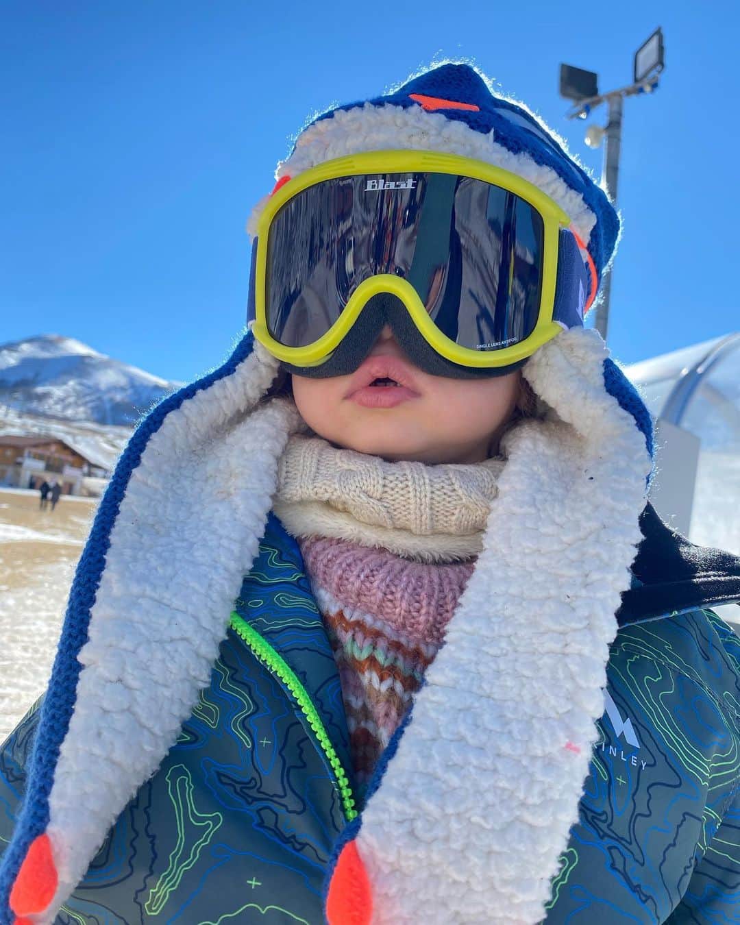 カトリネル・メンギアさんのインスタグラム写真 - (カトリネル・メンギアInstagram)「I don’t have fear of you 🏔 !  #firsttime  #skitime 💪🏻 and I love it 🥰  #skiing  #mylittlemonster」2月4日 15時29分 - catrinelmarlon