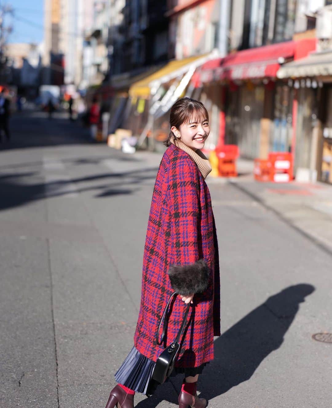 日比麻音子のインスタグラム：「告知できずでしたが… 週刊FLASHさんにて取材していただきました🍺  巻頭ページに掲載いただきまして、 ありがたいかぎり… 楽しすぎる撮影、感謝です🙇‍♀️🍺。 オフショットを記念に投稿します。  はやく日向の街で、 安心のびのびおいしく過ごせる日が来ますように…  ちなみに、 最後の写真が一番気に入っております🤣  #浅草 #顔ハメパネル大好き  #🍻」