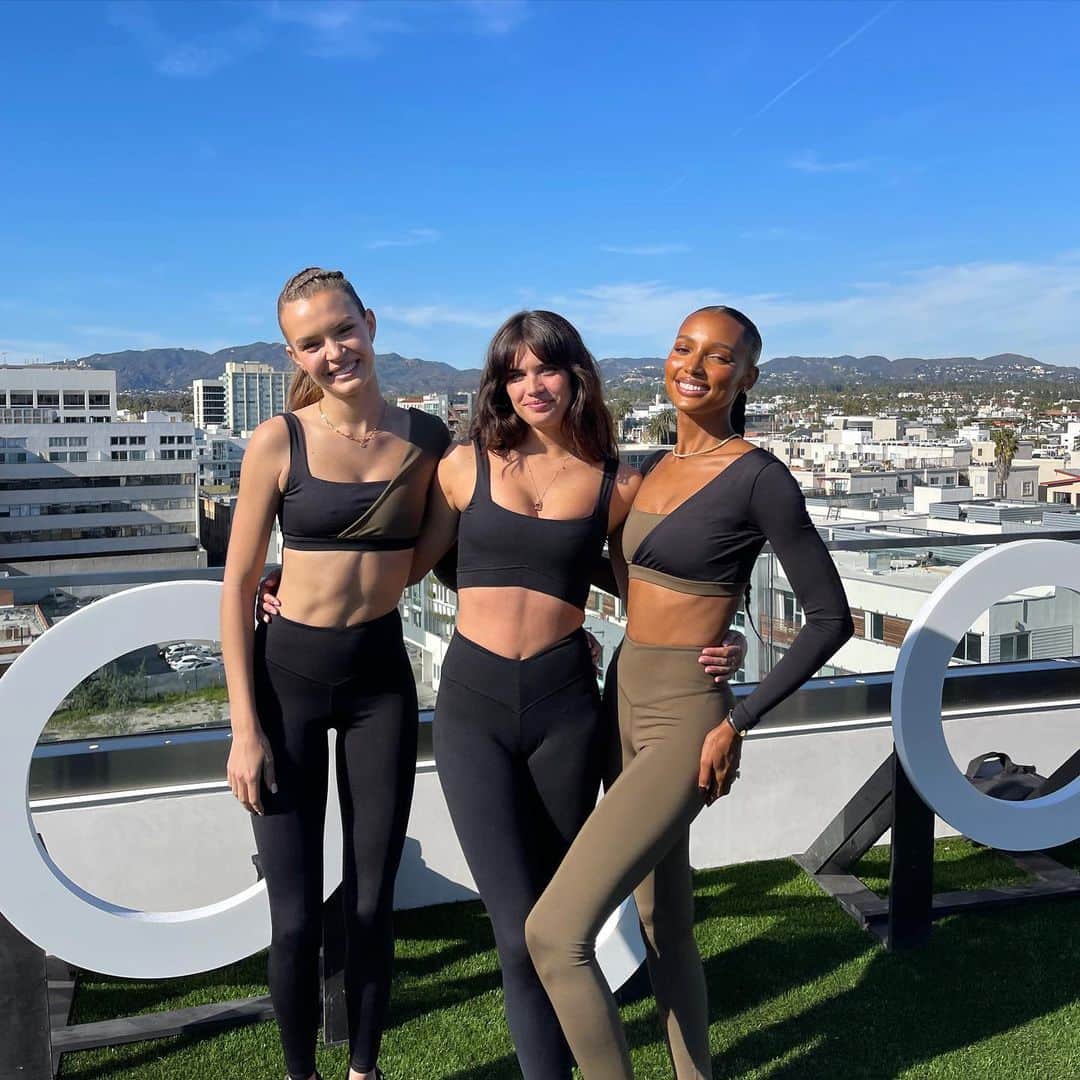 サラ・サンパイオのインスタグラム：「So proud of my girls for building their @joja from scratch!!! Check out their new workout clothes!!! They are sooo comfy and cool! @jastookes @josephineskriver」