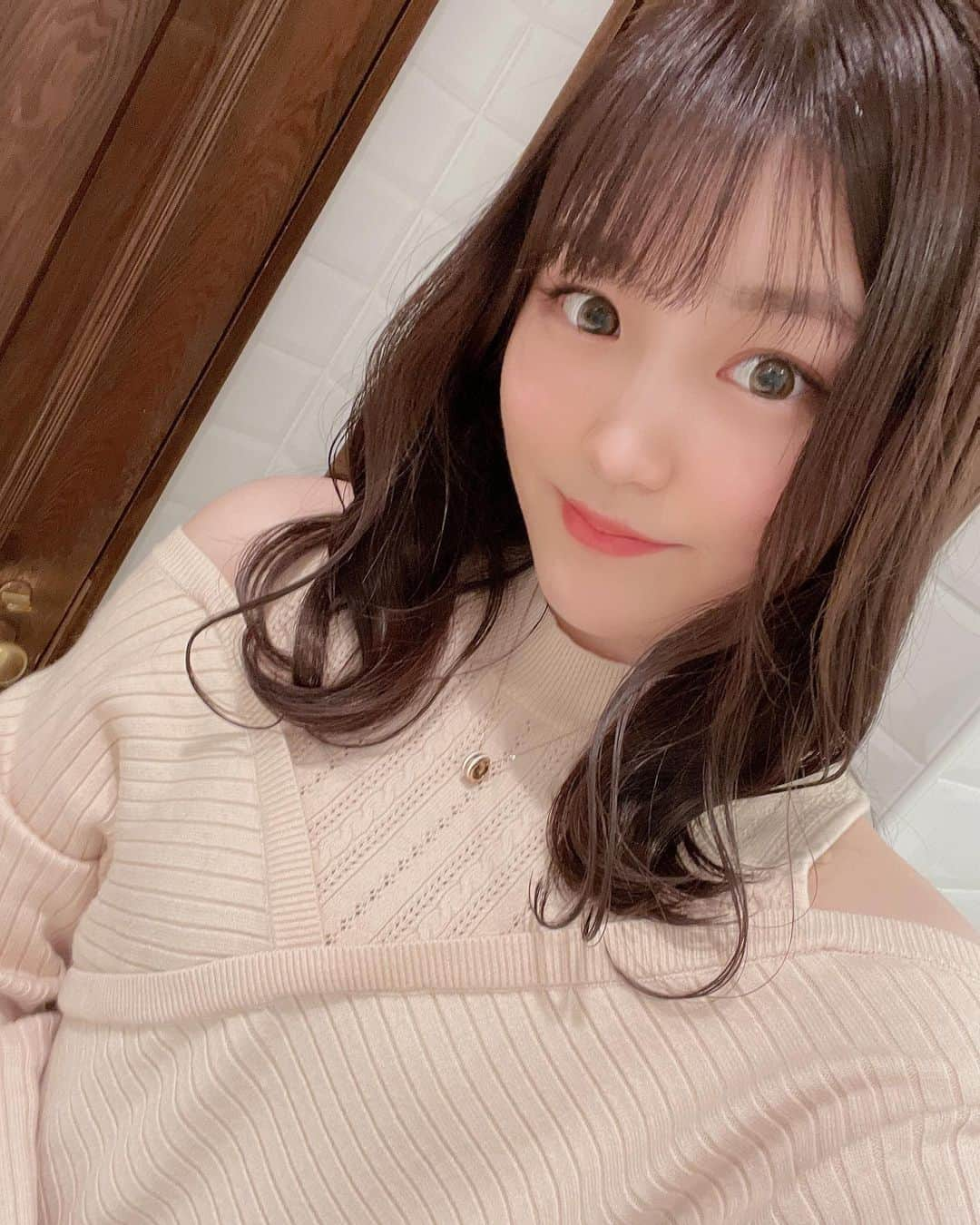 白河希美のインスタグラム：「みんなおはよ〜☀️  お仕事前に久々の投稿だよ🌟  美容院行って髪の毛サラサラ💇‍♀️✨  今年こそ女子力UPキャンペーン頑張ります😶💓  #1ヶ月前の写真#時差投稿#美容院 #髪の毛は女の子の命 #目指せ#女子力アップ」