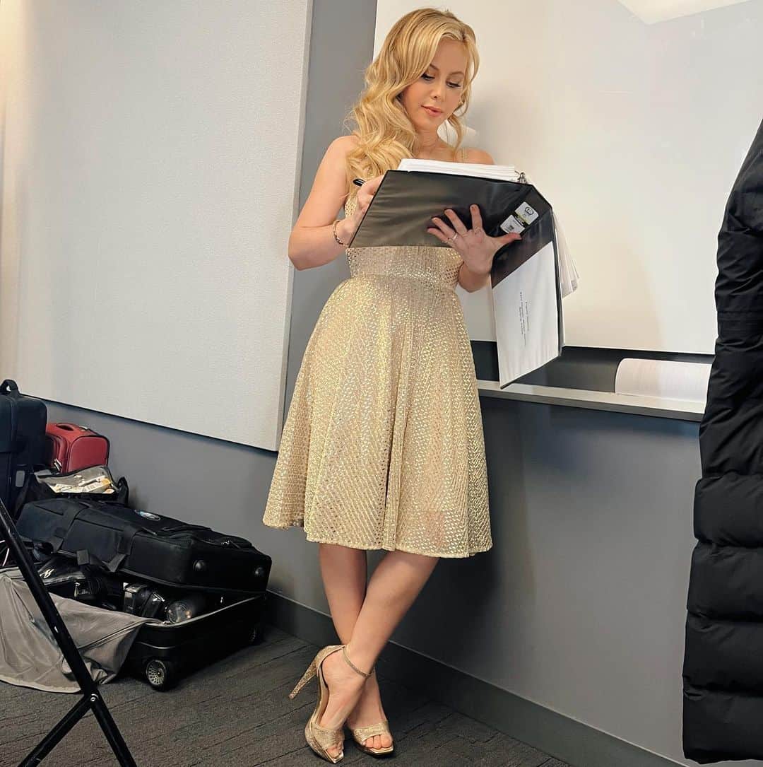 タラ・リピンスキーのインスタグラム：「It’s go time kids!!! Let’s get the Games under way! Just me and my binder of a thousand skaters. Who’s tuning in?!?!? NBC!   @dressthepopulation 💋 @taylorfitzgerald_ @mariolazysk」