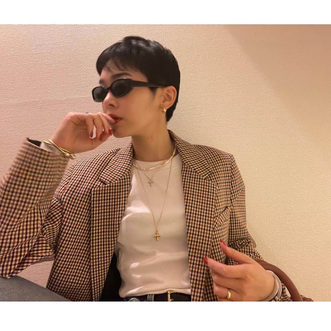 畠山千明のインスタグラム：「new⚜️ @gagan.jewelry  アクセサリーはゴールド派🪐」