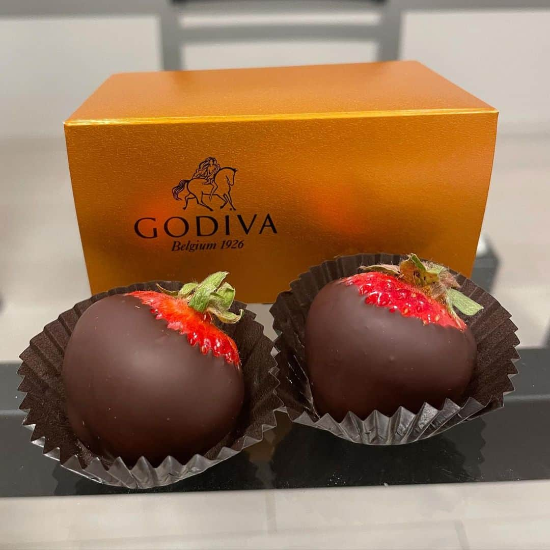 戸田恵梨香のインスタグラム：「(￣▽￣)  GODIVAのいちごチョコ🍓🍫  #ゴディバ #godiva #バレンタイン #valentine #いちごチョコ #チョコレート #松坂屋名古屋店 #三越」