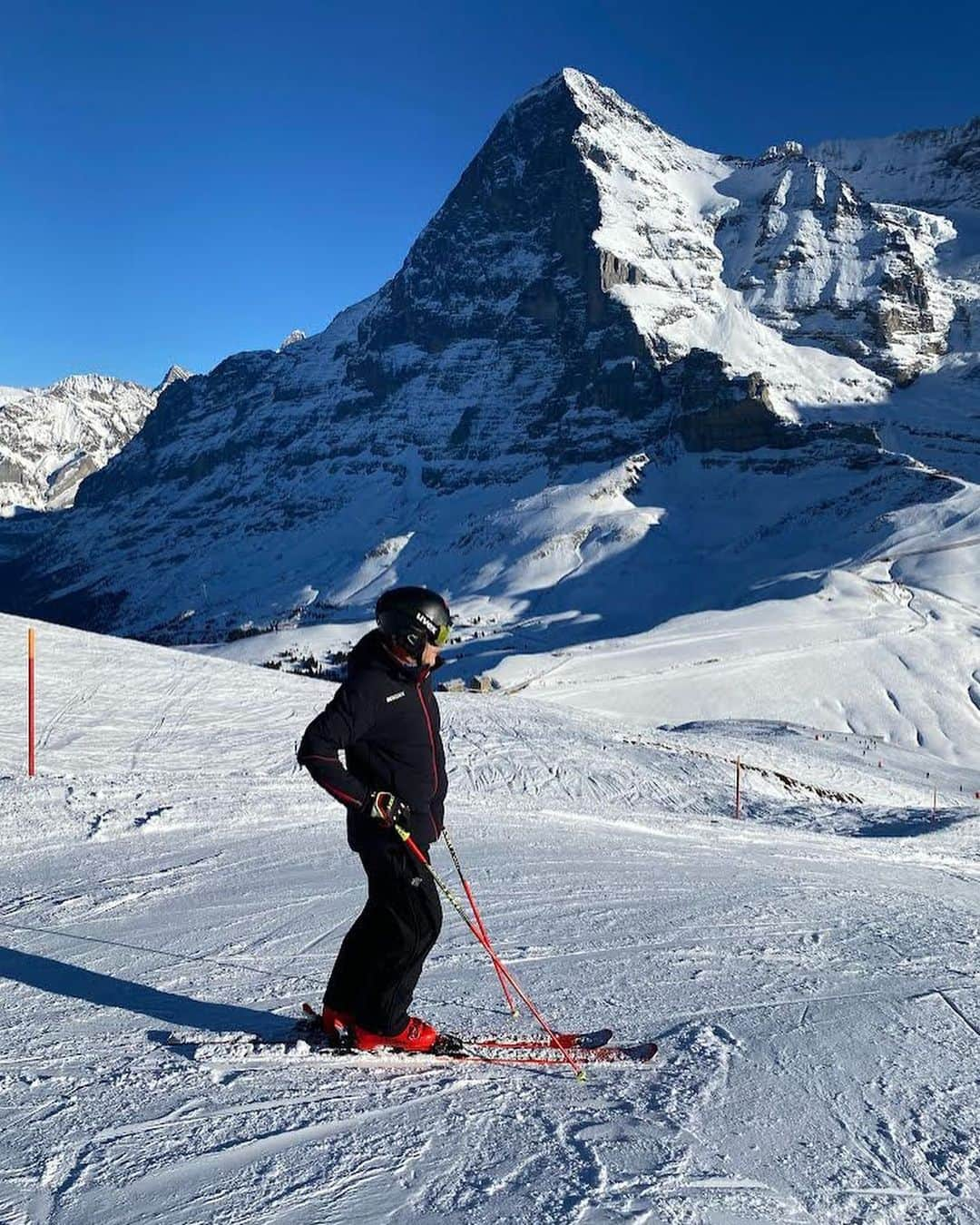 Descenteさんのインスタグラム写真 - (DescenteInstagram)「Ken Read @canuckone was visiting Lauberhorn wearing our new Descente Hybrid Down.   @Lauberhornrennen #Lauberhorn #Wengen #KenRead #DescenteSKI #HYBRID DOWN Jacket https://www.descente.com/en/product/ski/men/jacket-men/DWMSGK56.html」2月4日 10時23分 - descente_international