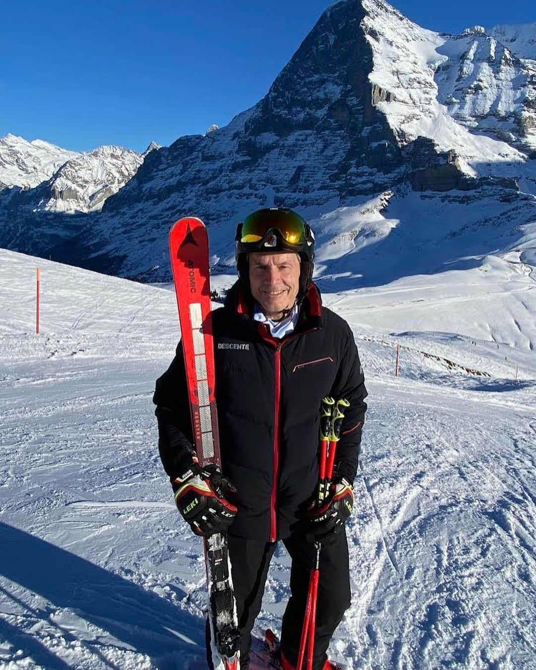 Descenteのインスタグラム：「Ken Read @canuckone was visiting Lauberhorn wearing our new Descente Hybrid Down.   @Lauberhornrennen #Lauberhorn #Wengen #KenRead #DescenteSKI #HYBRID DOWN Jacket https://www.descente.com/en/product/ski/men/jacket-men/DWMSGK56.html」