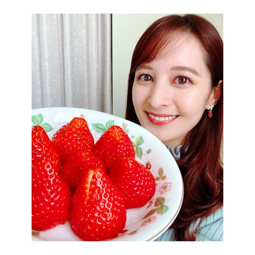 後呂有紗のインスタグラム：「* いちご🍓いちご🍓  苺だらけ〜  今日は立春です🌸 春と聞くだけで嬉しい☺️  （よくみると…ピアスもいちごなのです🍓）  #いちご　#🍓　#とちあいか　 #立春 #後呂有紗」