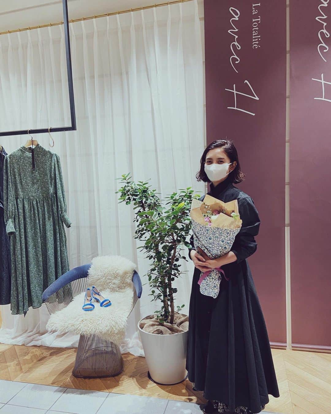 白澤貴子のインスタグラム：「Our dresses are available🤍  ラトータリテチームと3,4時間の打合せを毎週1,2回、何ヶ月もかけ力を合わせて作り上げたワンピースが3型、今日店頭とオンライン共に発売開始しました。  昨夜は有楽町の店頭でインスタライブ をさせていただき、スタッフの方々、そして観ていただいている方々の愛をいっぱいに浴びてとっても幸せだった。  色も型もたくさん迷わせてしまう数になってしまいましたがどれも自信作。 そしてみんなの愛の結晶。  皆さまの元で永く可愛がっていただけますように♪  #6枚目は一度やってみたかった番長写真 #ライブのアーカイブは販売期間中残します🙇‍♀️」
