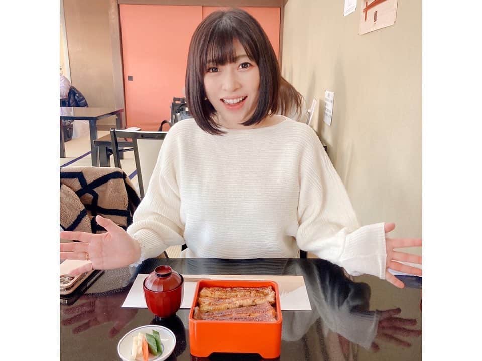 鈴華ゆう子のインスタグラム：「2月3日節分。成田山へ行ってきた。年男と関取が豆撒きしていました！成田山は、福はうちーとしかかけ声をかけないそうです。#駿河屋 の鰻は相変わらず美味しかったー！！ 子供の頃から年明けは、家族で成田山と川崎大師へ行くのが恒例だったけどコロナで行けてなかったから、久しぶりでした。 人はそんなに居なくて、晴天のとても気持ちのいい1日でした！  #成田山新勝寺  #成田山  #鈴華ゆう子  #和楽器バンド  #広田圭美  #Wagakkiband  #yukosuzuhana  #うなぎ」