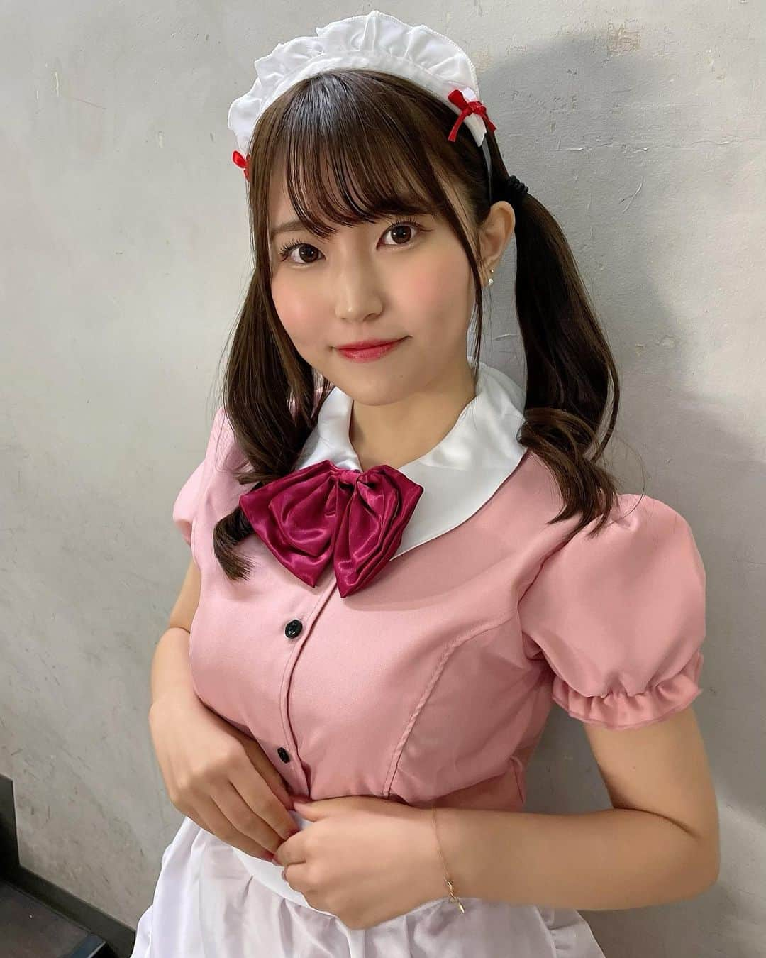 坂東遥さんのインスタグラム写真 - (坂東遥Instagram)「🎀🤍  髪の毛の色、ちょっとだけ 茶色のほうが 褒められる気がしてる〜  みんなはどうですかー？👩🏻‍🦰  薄茶色のメイドさん 頼んだのに届いたのがピンクで 気合い入ったメイドさんみたいに なっちゃって恥ずかしかった😵‍💫  普段絶対選ばない色味だから レアってことで🍫」2月4日 12時31分 - b.haruka1103