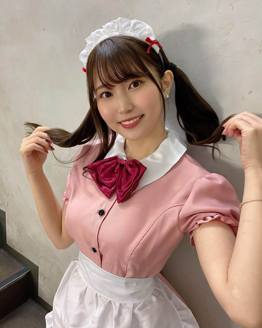 坂東遥さんのインスタグラム写真 - (坂東遥Instagram)「🎀🤍  髪の毛の色、ちょっとだけ 茶色のほうが 褒められる気がしてる〜  みんなはどうですかー？👩🏻‍🦰  薄茶色のメイドさん 頼んだのに届いたのがピンクで 気合い入ったメイドさんみたいに なっちゃって恥ずかしかった😵‍💫  普段絶対選ばない色味だから レアってことで🍫」2月4日 12時31分 - b.haruka1103