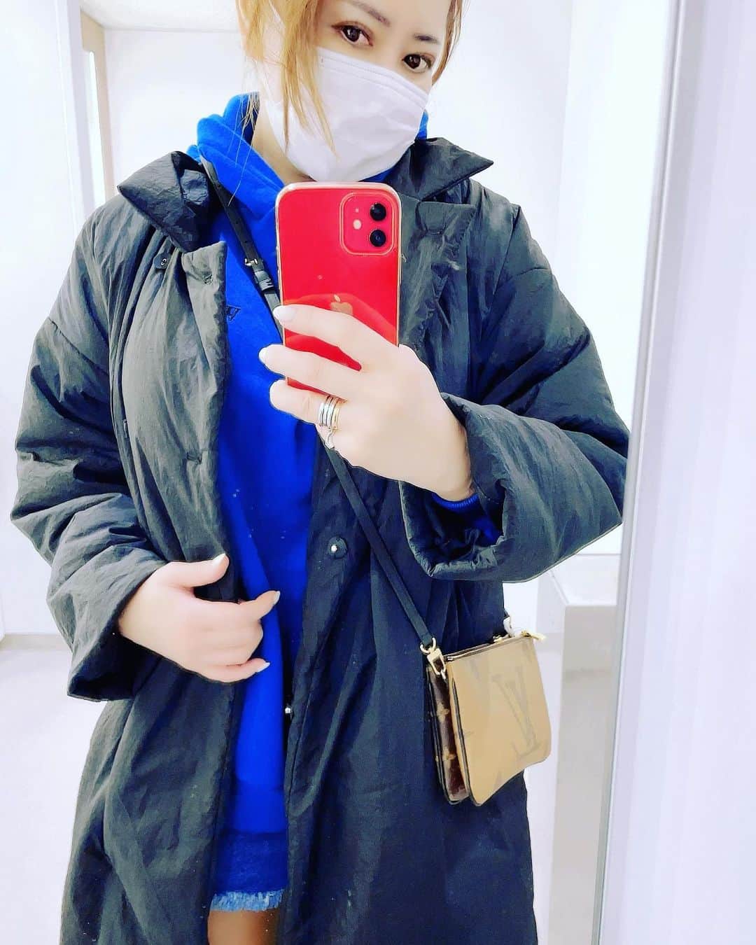 沢田麗奈のインスタグラム：「ALOHA！  我が家のワンワン♡  パグって初めてだけど 人間みたい笑  お話すると 首を傾げる所が so cute♡  自撮りが インスタ映えしない 問題！ 今更いいか…笑笑  ー #自撮り #自撮り女子  #インスタ映えしない写真  #パグ #パグスタグラム  #パグのいる生活  #パグすきな人と繋がりたい  #アラフィフ #54歳ですが何か  #フォロワー様限定プレゼント企画  #followme💋 #ache #カジュアルファッション  #カジュアルコーデ  #カジュアルコーデ大人可愛い  #カジュアル好きな人と繋がりたい」
