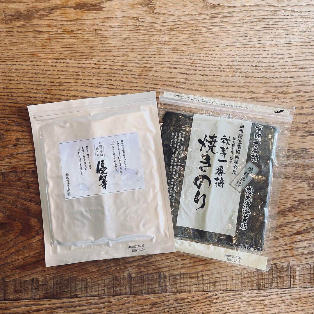 黛英里佳さんのインスタグラム写真 - (黛英里佳Instagram)「⁡ ⁡ 最近のわたしのごはん。 ⁡ たっぷりの野菜とタンパク質が入った豚汁かユッケジャンスープを大量に作って、何日かに渡って食べてます(笑) ⁡ あとは熊本の無農薬の玄米に、柳川の世界一美味しい成清海苔店　@narikiyonori さんの海苔をまぶして、納豆に自家製醤油麹を混ぜたものに、卵をどん。 ⁡ こちらの海苔は本当に美味しいので、こんな贅沢な使い方をしたらもったいないのですが😭 ⁡ ⁡ 納豆と卵の食べ合わせはあまり良くないと聞いたこともあるけど、美味しいし時間もないのでいーんです😂(笑) ⁡ 簡単ごはんだけど、栄養は摂れてるはず🤣 ⁡ #汁物あっためるだけ#ごはん#簡単ごはん#おうちごはん」2月4日 13時07分 - erikamayuzumi_official