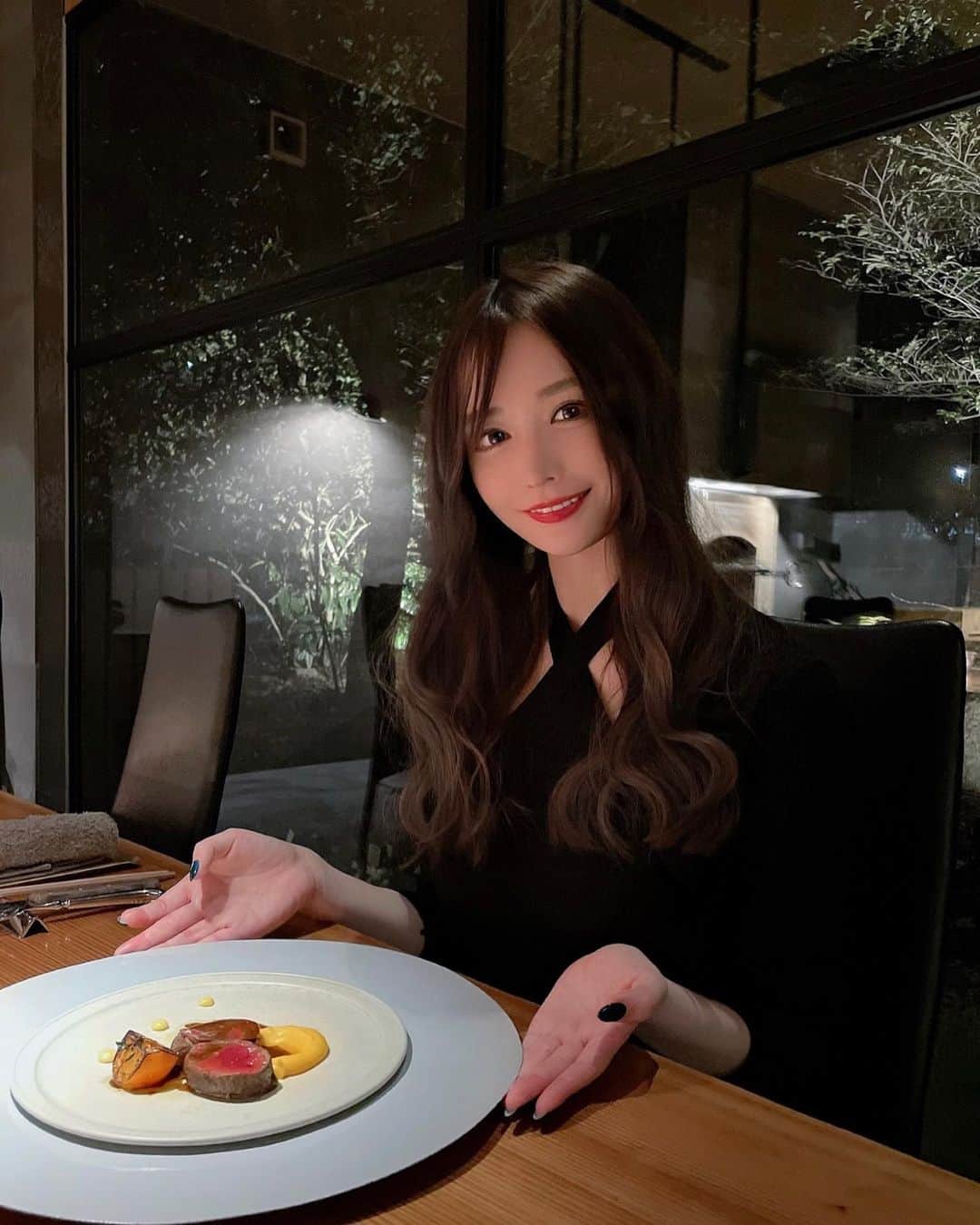 吉見衣世のインスタグラム：「夕食はお宿に併設されているレストランHINOMORIへ♡  @hinomori_mie @yunoyama_sosuikyo  素敵すぎる空間で 薪や炭の直火を使ったお料理のコースを頂きました！！ 地元三重の食材にこだわっているそうです☺️  品数が多くてお腹いっぱいー🤣💓 全部美味しかったけど私は伊勢海老のグリルとカリフラワーのローストと熟成肉がお気に入り♪ 美人スタッフさんのおかげで大好きなワインも堪能できました♡  朝食はお部屋で☺️ 朝からこの量食べれるかなと思ったけど美味しくて完食！！ なんならご飯おかわりした🍚w  ストーリーにも載せるから見てねー！！  #hinomori#ヒノモリ#手島竜司#湯の山素粋居#素粋居#夕食#朝食」