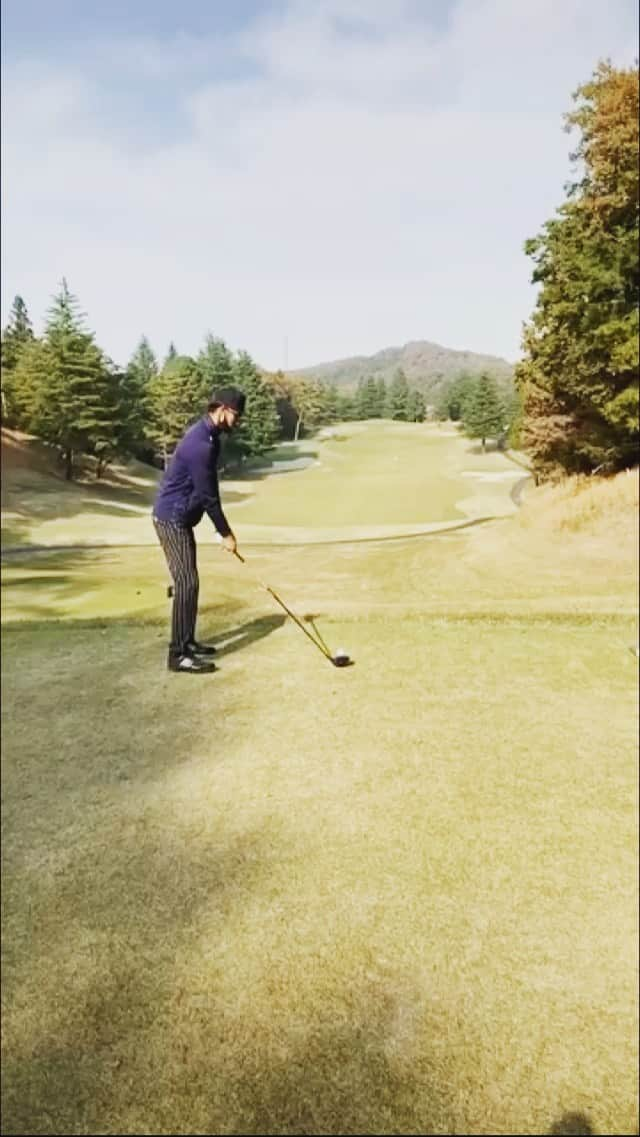 相内誠のインスタグラム：「早く試合に勝ってまた楽しくゴルフに行きたいなぁ〜⛳️  唯一得意なドライバー😋  その他はド素人w  #ゴルフ#ゴルフ男子#ドライバーショット #ゴルフスイング #ゴルフ練習#300やーど」