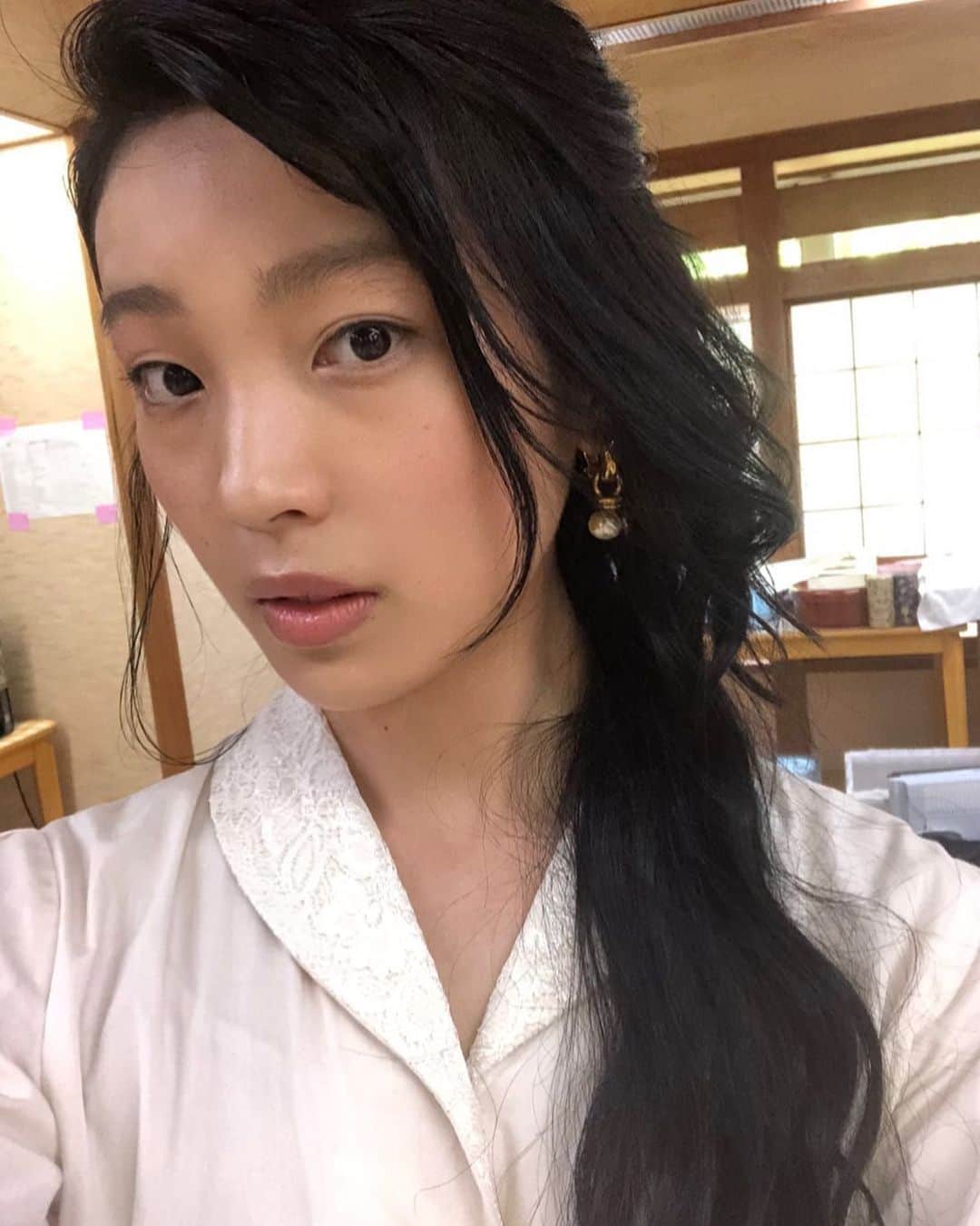 のインスタグラム：「やっとお知らせできます。  池松さんと演る時間が凄く楽しかった。 佐吉さんは天才です。  シリーズ横溝正史短編集3 『女の決闘』『蝙蝠と蛞蝓』『女怪』 NHK BSプレミアム 2月26日（土）夜11:00～0:29  『女怪』 出演：池松壮亮・清水ミチコ・安藤政信・芋生悠・神野三鈴 演出:佐藤佐吉」