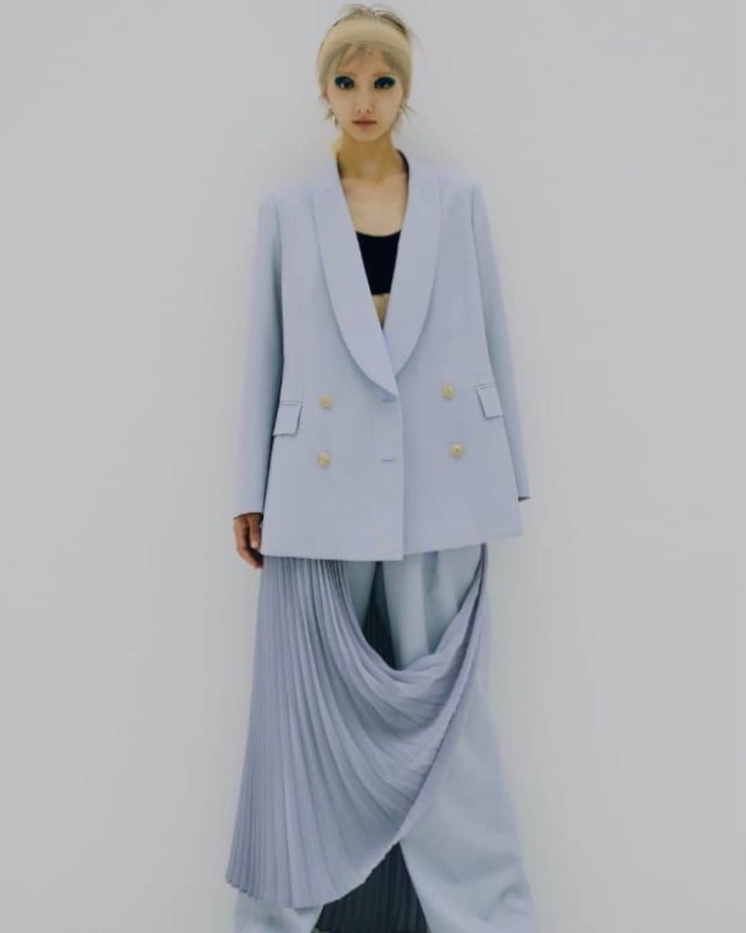 飯島望未のインスタグラム：「Nozomi Iijima for @stumbly.official  2022 Spring/summer collection   ダブルジャケットのセットアップはシルエットがとてもかっこよくて綺麗です。 プリーツスカートは取り外し可能✨  商品は2月9日発売です。」