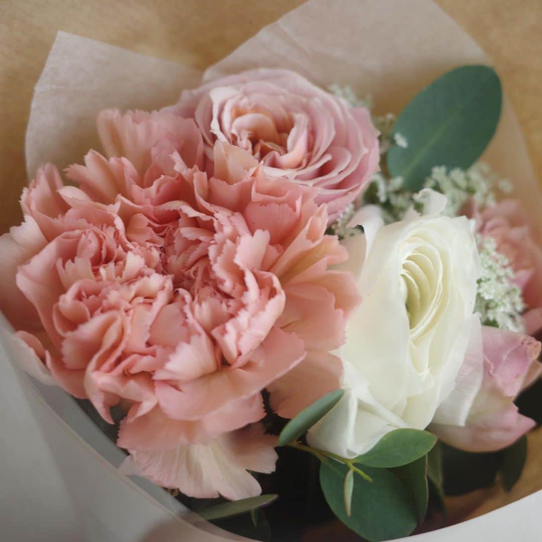 高垣麗子さんのインスタグラム写真 - (高垣麗子Instagram)「* 私の一番好きな色は「白」 娘が一番好きな色は「ピンク」  心がほわんと和らぐね💐 ありがとう𓂃𓂃𓂃  * #flower #💐」2月4日 16時48分 - reikotakagaki