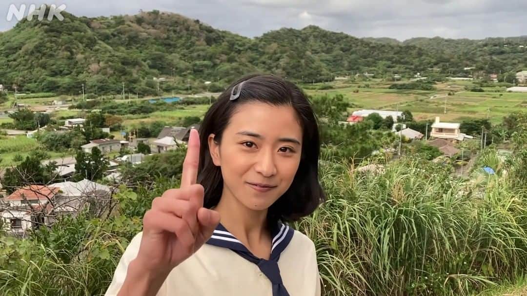 ちむどんどんのインスタグラム：「🌺┈┈┈┈┈┈┈┈┈┈┈┈┈🏝 　連続テレビ小説 #ちむどんどん  🍳┈┈┈┈┈┈┈┈┈┈┈┈┈🍽  本日から、#朝ドラ「ちむどんどん」の公式Instagramがスタート！  ヒロイン・比嘉暢子(ひがのぶこ)役の #黒島結菜 さんのメッセージをお届けします💌💓」