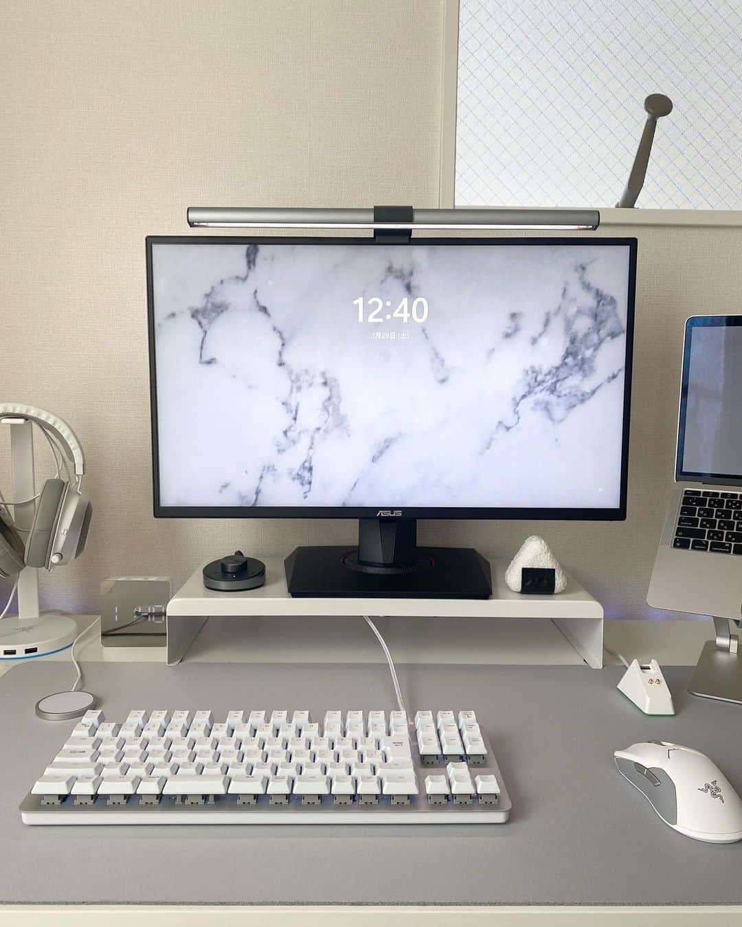 ayuのインスタグラム：「🖥💡 モニターライトを付けました。 「BenQ Screen Bar Plus モニター掛け式ライト」 まず見た目がシンプルで惹かれたんだけど、本当に付けてよかった🥺 設置はモニターに引っ掛けるだけなのでとっても簡単♡ 操作も手元のコントローラーでできるので使いやすいです！ コントローラーの真ん中をくるくるすると昼光色から電球色へと変更できます🌀 自動調光機能もあり、周囲環境の明るさを検知しボタンひとつで最適な光環境を作ってくれます。 何より感動したのが、モニター画面への映り込みがない事😳✨ . 毎日長時間ゲームをするのだけれど(笑)、目の疲れが軽減されているようでとても快適です😭✨ . #benqscreenbar #benq #モニターライト」