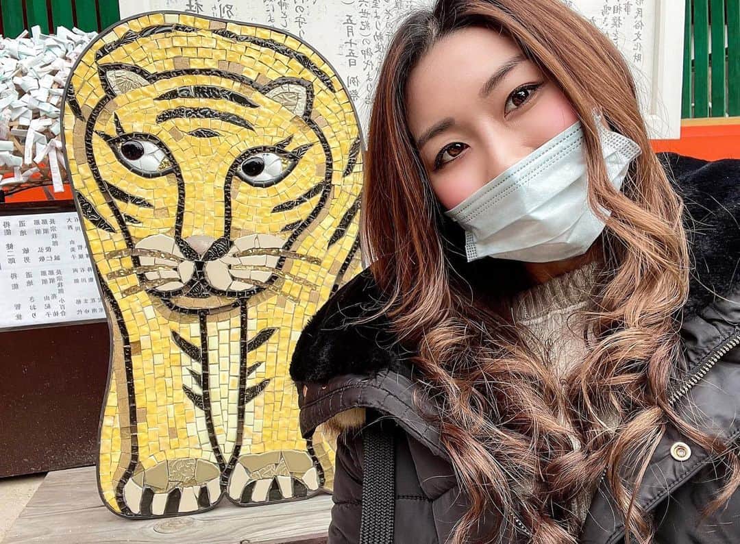 SHIHOのインスタグラム：「♡ 立春🌸後厄終了✨ 今年初投稿🤍笑 今さらご挨拶‼️ 昨年はお世話になり ありがとうございました🙏🏽 そして、、、 あけまして おめでとうございます🎍笑 今年はのーんびり投稿に なると思いますが よろしくお願いします🤣🙏🏽 ・ ・ 寅年🐯だけに 今年は色んな事をTRYしたいな✨ それも体調管理しながら‼️ 負けないぜっ🤣 本間に年齢と共に 色々ありますわぁー💦 一つ言えること。 健診は行こうねっ‼️‼️‼️ ・ ・ ポジティブに2022年も 楽しみたいなぁー🤍🤍🤍 コロナと共存しながら😭 私らしい幸せな生活を 送れますように、、、✨ ・ ・ #立春#新年のご挨拶#寅年#五黄の寅#あけましておめでとうございます#節分#コロナ禍#オミクロン株#医療従事者#健康第一#アラサー#アラサーコーデ#ザラ#アリシアスタン#美容#ファッション#上賀茂神社#初詣#happynewyear#zara #alexiastam#selfie#beautiful#fashion#ootd#hairstyle#tiger#healthylifestyle#winter#try」
