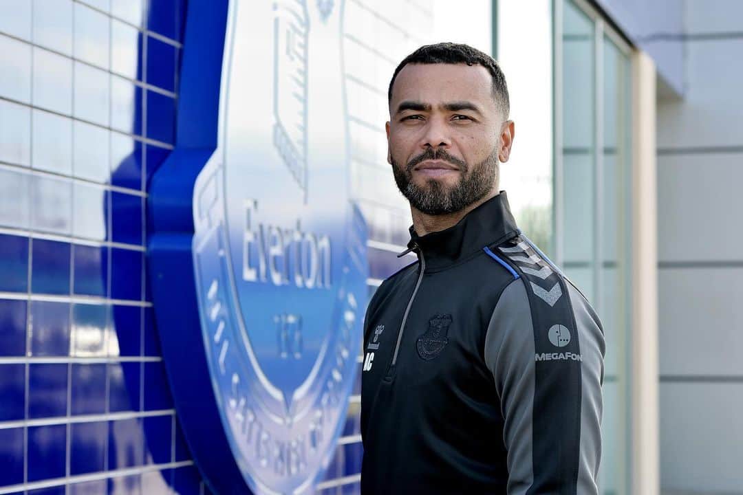 アシュリー・コールのインスタグラム：「Delighted to have started my new role for @Everton.  Having played against them a number of times I know just how big a club this is and I can’t wait to take in that atmosphere at Goodison again. This time from the home dugout, though 😂  A massive thank you to both @chelseafc for giving me the platform to start this journey and everyone connected with Everton for the opportunity, especially the fans who have given me such a warm welcome.   Looking forward to starting work with a talented group of players and staff.  #UTT #NSNO」