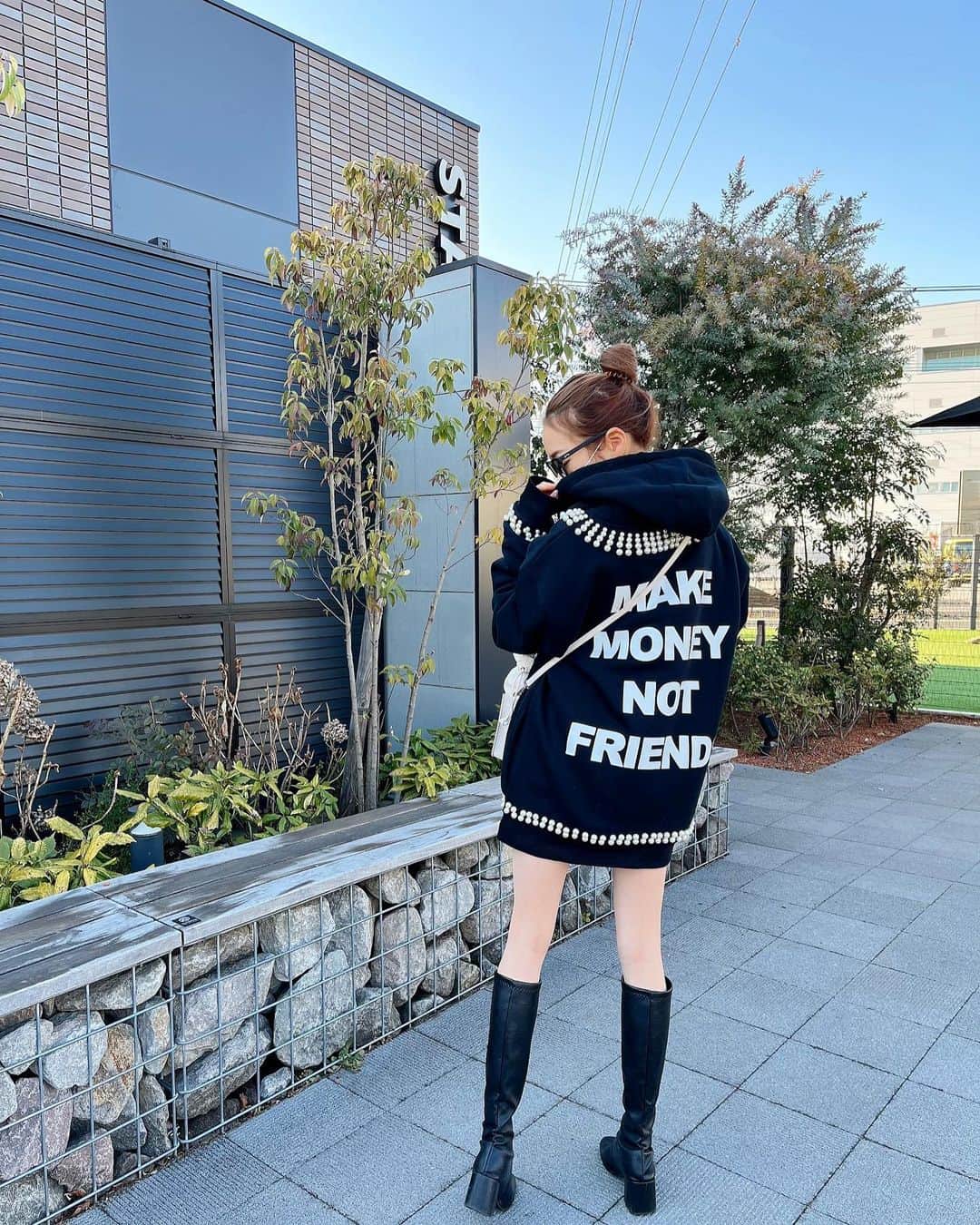 のインスタグラム：「背中で語りすぎ🤗 #MAKEMONEYNOTFRIENDS」