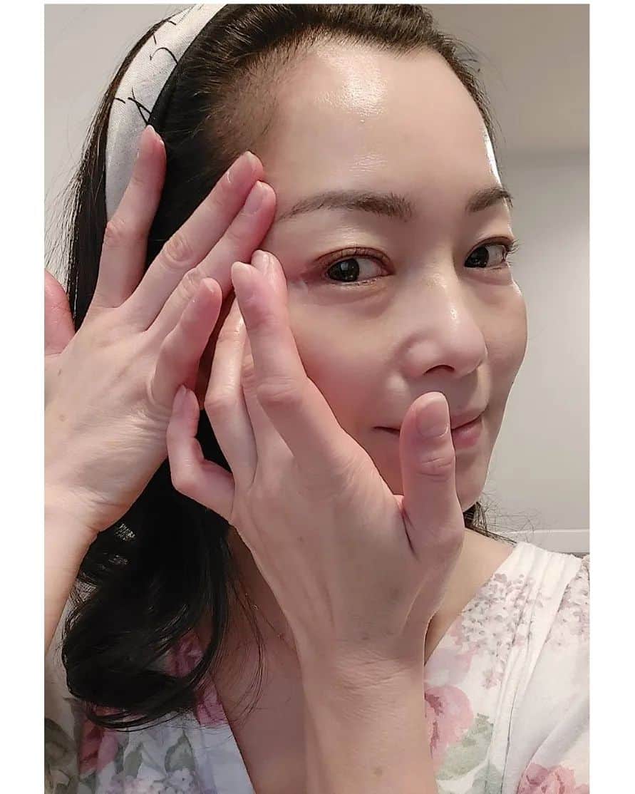 佐藤純さんのインスタグラム写真 - (佐藤純Instagram)「マスク生活の今だからこそこだわりたいのが、目元のケア。  年齢を重ねて笑いジワもいいけど…やっぱり気になるのが本音。  毎日のケアで、シワが薄くなったら嬉しいですよね😊  使い始めたのが、『エリクシールのリンクルクリーム✨』  @elixir_official_shiseido  毎日、朝晩お手入れの最後に小さなパール粒1個分を気になる目元に使用。  目尻を手で引き上げるようにして、上下に優しく塗ります。  あと、目の下にも塗ってます。  この使い方で、1本約75回分くらい使えるそうです。(なので1本約1ヶ月くらいかな)  伸びがよく、肌なじみもよくて、しっとりしている感じ。  ベタついた感じは一切ないので、メイク前にも使用してます。  しわ改善に期待が出来る成分、純粋レチノール(有効成分レチノール)が配合！というところがポイントなんですって😊  今なら、2本買うと1本もらえるキャンペーンもやってるよ‼️  マスク生活だからこそ、目元の印象は大切。  簡単なケアでつや玉のあるお肌を目指せるので、 今まで以上にしっかりケアをしていきたいと思ってます❤  #エリクシール #リンクルクリーム #エリクシールリンクルクリーム #しわ改善 #しわ #アイクリーム #スキンケア #エイジングケア #ほうれい線 #マスク生活 #タイアップ #ママ #ママモデル #モデル #mama #mamamodel #model」2月4日 18時03分 - junsatoidea