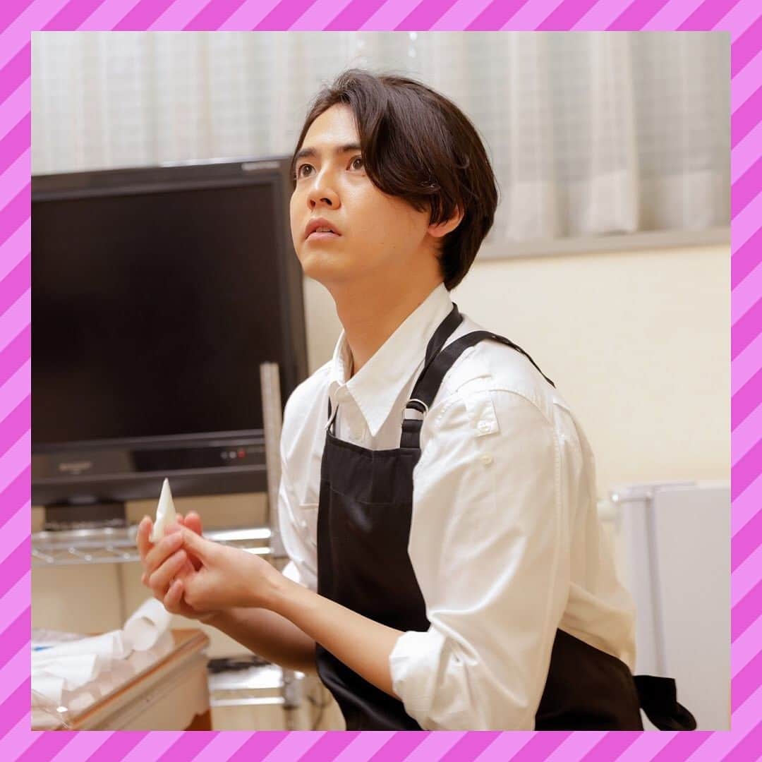 GENERATIONS高校TVのインスタグラム：「バレンタインのクッキーを手作りしてるGENEをお届け🍪❣️ みんなもGENEへの【🍪】コメントでたくさん待ってるよ❤️  ---------------------------------- #gene高 #ジェネ高 #generations高校tv #gene #generations #ジェネ #ジェネレーションズ #generationsfromexiletribe #ldh #白濱亜嵐 #片寄涼太 #数原龍友 #小森隼 #佐野玲於 #関口メンディー #中務裕太」