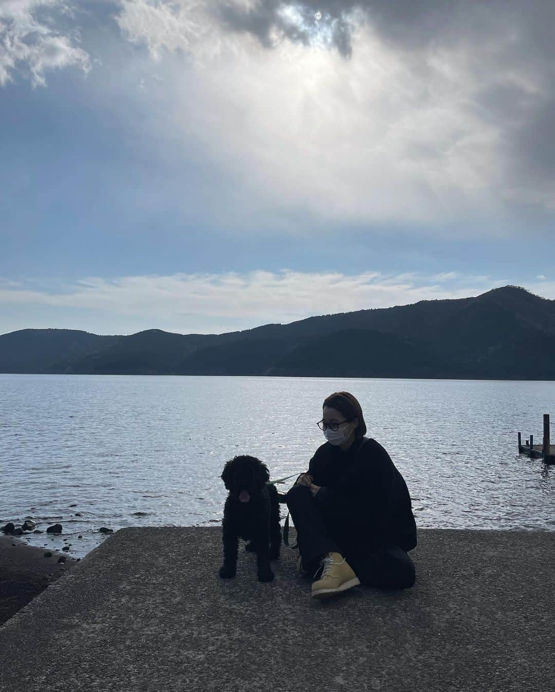 のインスタグラム：「. こっつぁんと📸 外出するときは真っ黒スタイル必須  土、水、砂、あらゆるものへ飛び込むので汚れる 車では基本ずっと抱っこなので汚れる 😇 お友達のままは大体共感してくれる😅😇  走るのも必須なので、がしがし歩けるように 再燃中の @redwingheritage_jp  @inabamarie さんがかわいくて真似っこ ✌︎ レッドウィングなら汚れてもそれもまた味に なるから黒以外もはけちゃうから最高◯ キャンプにもいいもんね⛺️(早く行きたい  春夏はコットンワンピとかにブーツ合わせ🥾 かわいいなぁ、とか妄想してます🌸  #redwing#blackcode#お散歩コーデ」