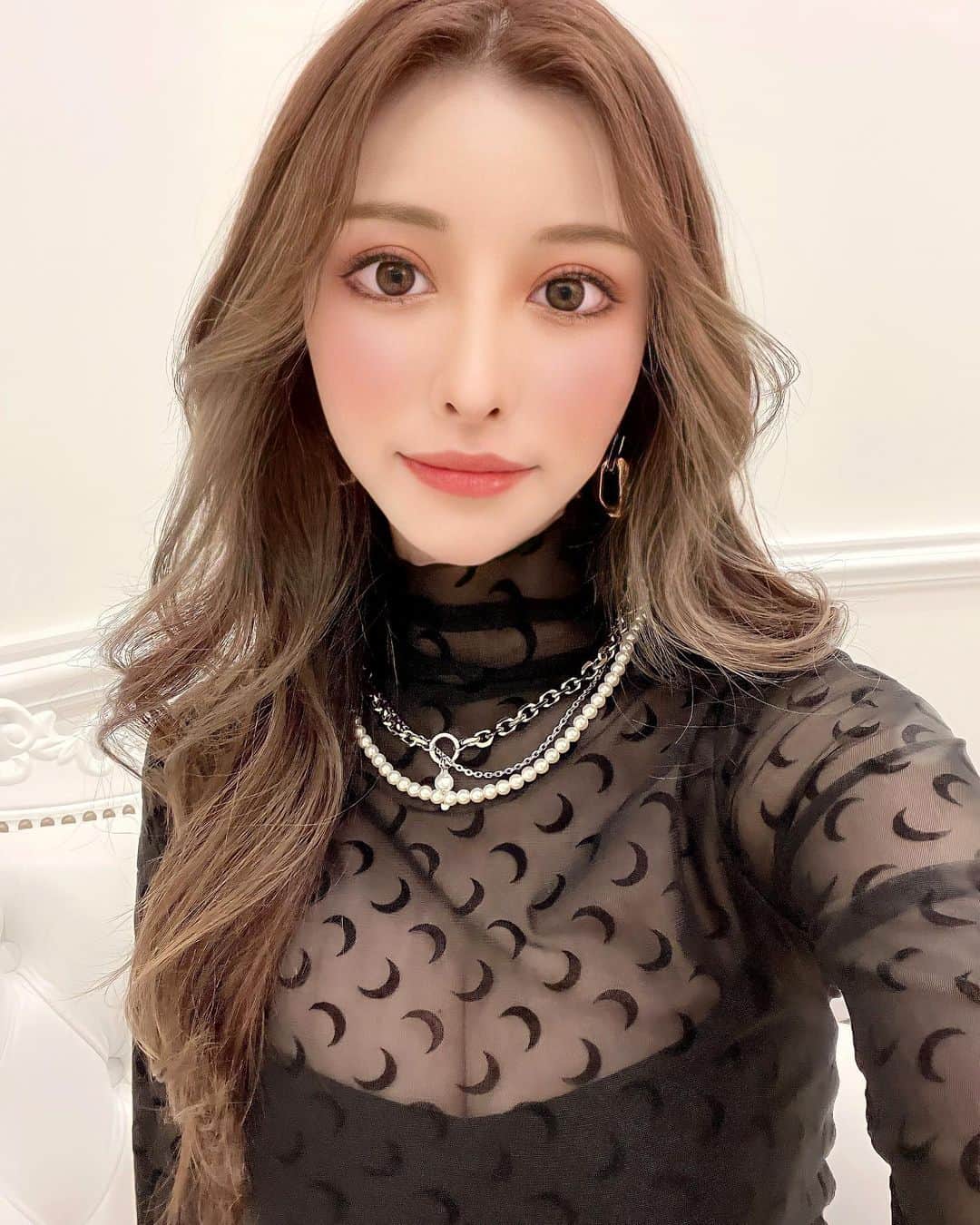 藤咲めいのインスタグラム：「ストーリーで高評DMを沢山頂いてたのでこの写真フィード投稿にもポストします😳❤️❤️  嬉しいみんなありがとう☺️✨ #センター分け #makeup」