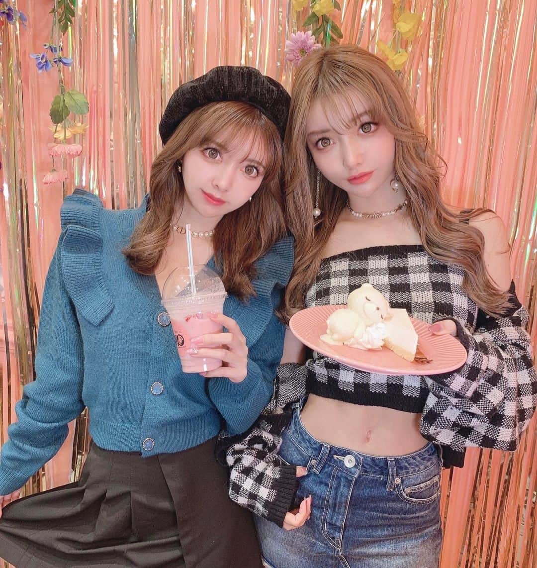 のインスタグラム：「【🍒twins🍒】 . 新大久保のCafe On🎧の 眠りくまさん🐻可愛かった~😙💕 . #twins #新大久保カフェ #新大久保グルメ #双子」