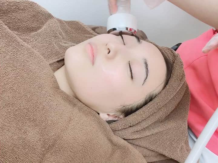 のインスタグラム：「【@sbc_akihabara 】  8日からカメリパ活動再開するので、それに向けて肌治療のイオン導入を受けてきたよ~💨  施術直後から肌がしっとりツヤツヤしてて嬉しい💫 最近乾燥が酷過ぎて化粧ノリも悪かったから明日からの化粧が楽しみです💄💭  湘南美容クリニック(秋葉原院)の小草先生　【@sbc_ogusa 】に担当してもらいました😊🙌 優しく親身になって肌の悩みを聞いてくださいました…🥲 ありがとうございました！！ ・ ・ ・ ・ ・ ・ ・ ・ 【2月スケジュール】 27日　WHIP撮影会  【5thDVD】 『#おとなになる〜19to20〜』絶賛発売日！！！ 最後の作品なので是非観てね~♡ ・ ・ ・ twitter→ @sakurada_anon ← ・ ・ ・ #湘南美容クリニック　#sbc #桜田愛音　#カメリパ #カメレオンリパブリック　#インスタグラビア #グラビア　#水着 #撮影会　#撮影 #撮影モデル #カメラ #メイク #camera #Shooting #makeup #girl  #photooftheday #selfie #tiktok」