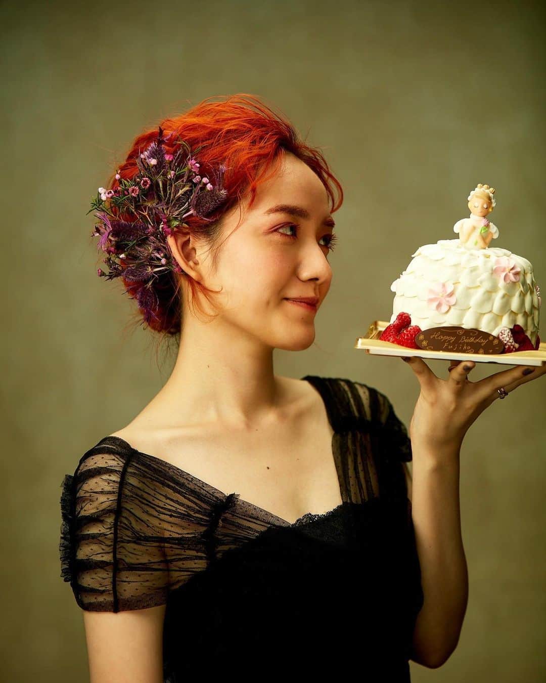 小島藤子さんのインスタグラム写真 - (小島藤子Instagram)「12月に撮ったやついただいたので。 サプライズで用意してくれてたケーキと一緒に記念撮影しました。」2月4日 19時04分 - fujisan1216