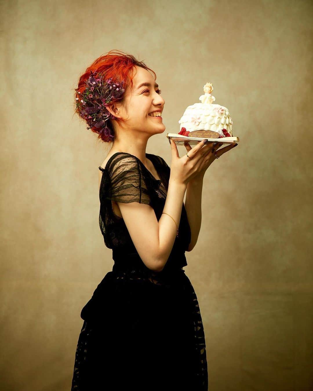 小島藤子のインスタグラム：「12月に撮ったやついただいたので。 サプライズで用意してくれてたケーキと一緒に記念撮影しました。」