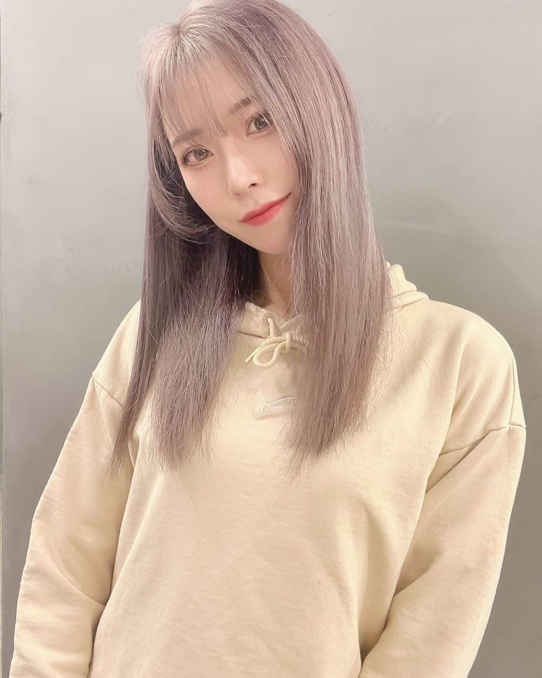 高塚南海さんのインスタグラム写真 - (高塚南海Instagram)「. . new hair ‪𓂃 𓈒𓏸◌‬ . 冬ハイトーン復活 履歴すごいのにここまで発色良く いい仕上がりにしてくれたななさん🥺🥺 〝 @roaver_777 〟 いつもありがとうございます! 色落ち楽しみ🤍 . . 何気今年初のヘアチェンで 2022年もわくわく⠉̮⃝︎︎   #ハイトーン  #色落ち  #梅田美容院  #大阪美容院  #roaver  #ピンクパープル  #ブリーチ  @roaver_hair」2月4日 19時11分 - southsea28