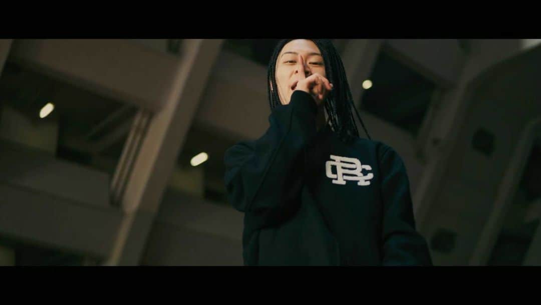 のインスタグラム：「HELP ME!!!（Official Music Video） OUT NOW!!!🔥 是非聞いてください🥰  https://youtu.be/UUr7FfGddA0」