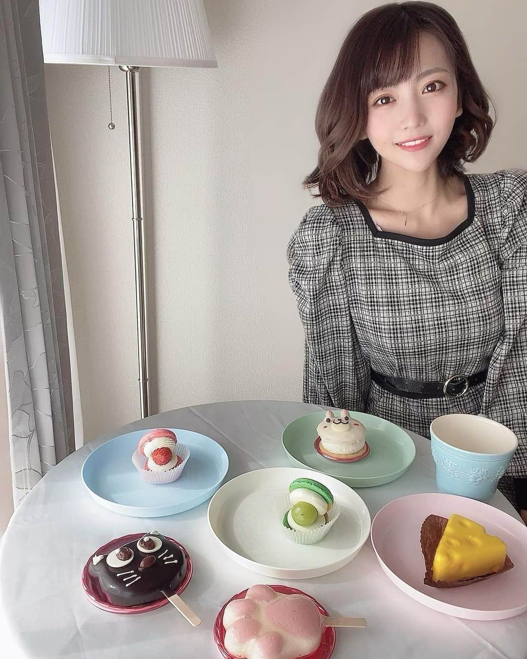 佐々木萌香さんのインスタグラム写真 - (佐々木萌香Instagram)「・  みて〜〜〜🐾🎀  すごく可愛いケーキを食べたよ 韓国で有名なトゥンカロンとか 肉球ケーキ🧁🐱🍬  可愛いだけじゃなくて萌香が食べた 肉球ケーキはレアチーズがふわふわしてて 美味しかった〜🤤.  ららぽーと豊洲のポップアップストアにあったんだけど、 ららぽーと新三郷にも実店舗があるみたい💡( ･𖥦･ ) 色んな種類のケーキがあったから また食べたい〜  @mindeulle_seoul #ポップアップストア #トゥンカロン専門店 #韓国スイーツ #韓国カフェ #韓国マカロン #韓国チョコパイ #mindeulle #sweet #macaron #cafe #instagram #love #pr #smile #instasweet #cute」2月4日 19時21分 - moeka_sasaki