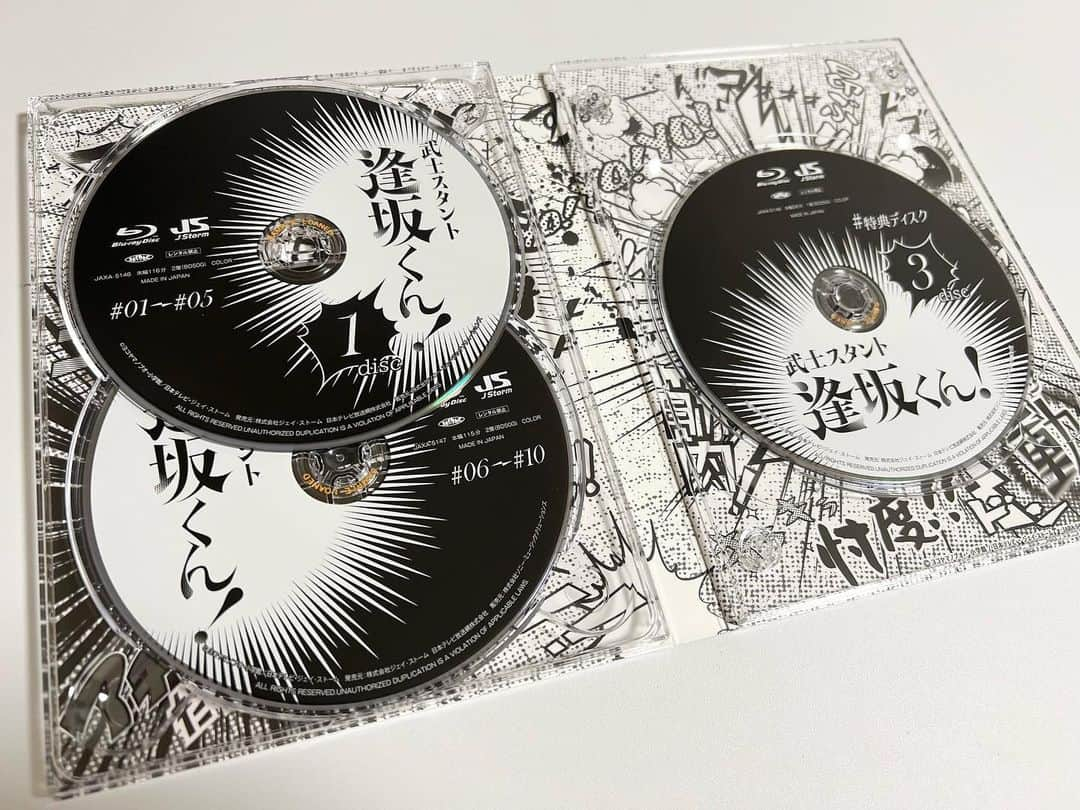 武士スタント逢坂くん！のインスタグラム：「#武士スタント逢坂くん  DVD&Blu-ray BOX 発売中🐙  デジパックの中面には逢坂くんのセリフが漫画のように散りばめられた柄になっています✨ お気に入りのフレーズを是非探してみてください👍 ⁡ さらに‼️各DISCのメニュー画面では、ドラマで使用されたBGMがフルサイズで聴けるんです✨ ⁡ メニュー画面に合わせたBGMを選曲されているので、是非聴いてみてくださいね🌈 ⁡ #濵田崇裕 #ジャニーズWEST #森本慎太郎 #SixTONES #久保田紗友 #長井短 #今井隆文 #髙嶋政宏 #皆さんはどのBGMが印象的ですか」