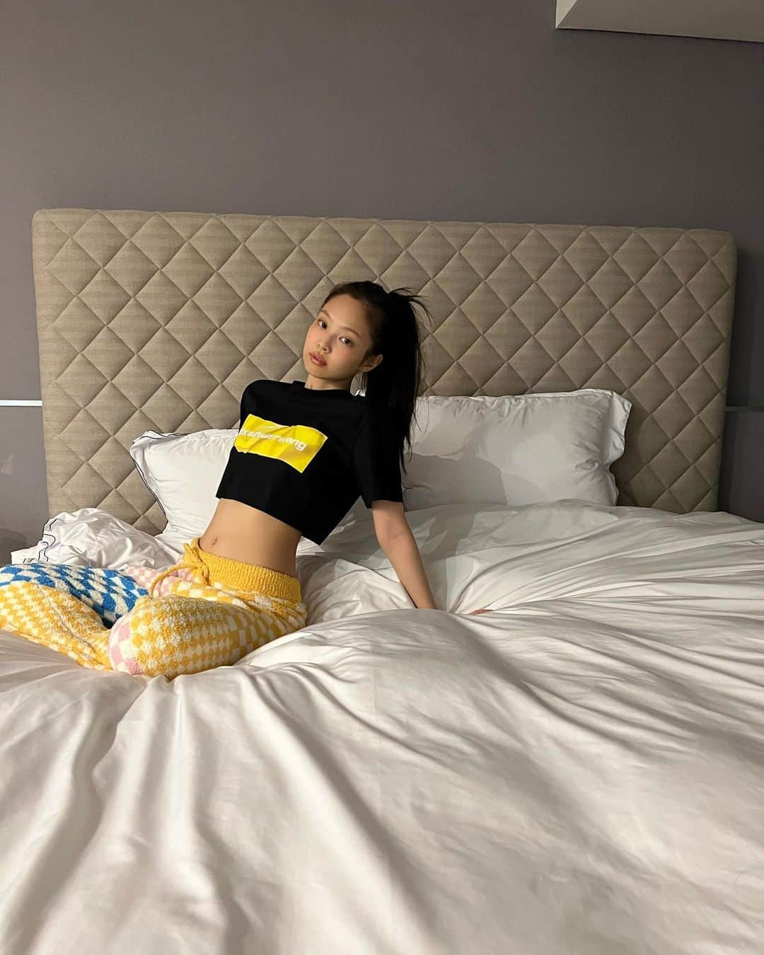 ジェニーさんのインスタグラム写真 - (ジェニーInstagram)「애기들이랑 힐링타임 🛏💤」2月4日 19時58分 - jennierubyjane