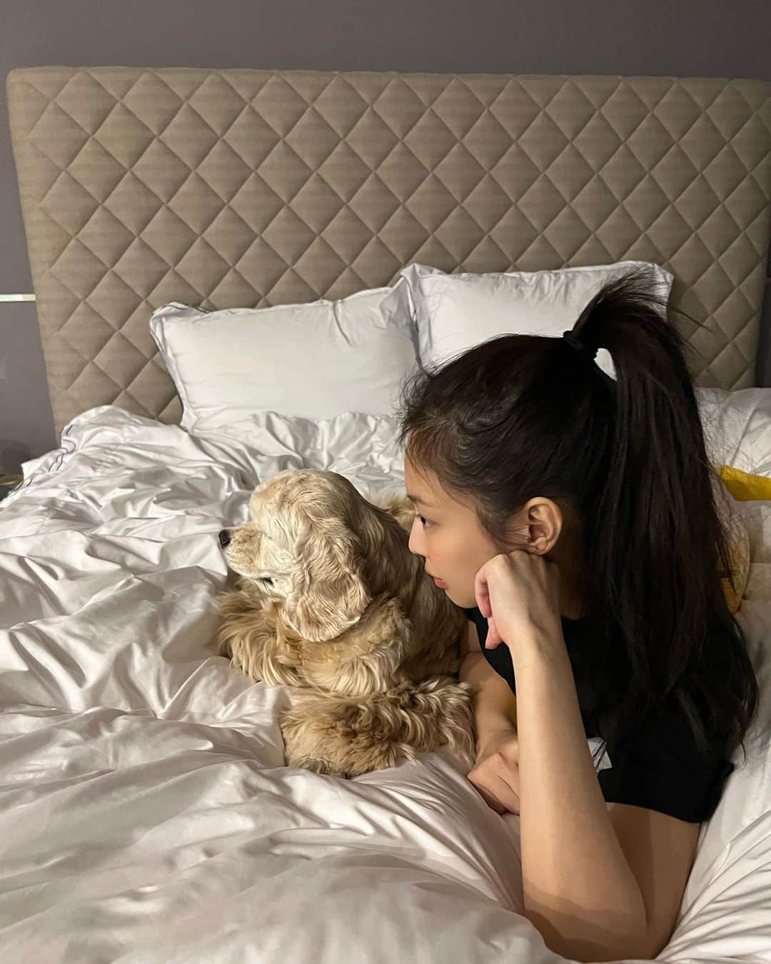 ジェニーさんのインスタグラム写真 - (ジェニーInstagram)「애기들이랑 힐링타임 🛏💤」2月4日 19時58分 - jennierubyjane