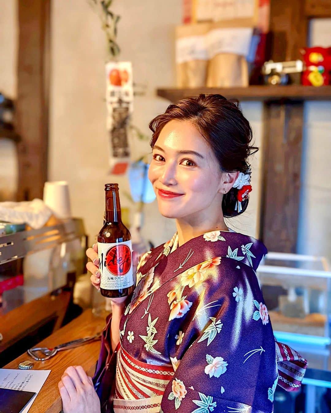 石井里奈さんのインスタグラム写真 - (石井里奈Instagram)「こんばんは✨ . 今日は福岡編最終回❤️ . やっぱり金曜日の夜は大好きなビールの投稿✨🍺 着物でカウンターにいるとスナックのままみたいですね✨笑 . 博多を色々回って最後に行ったのは珈琲と麦酒というお店💕 古い街並みを歩いてるとあるお店で風情があるの。 . やっぱり九州に来たからには、地ビールを！ということで九州ラガーをいただきました🍺これがまた最高に美味しい！！ 自分で瓶を開けるのもまた楽しい！ 旅に出ると本当いろんなお店や場所があって面白い⭐️ . また福岡行きたいなー！九州も行けてないところたくさんあるのでまた回りたいです🙆‍♀️ . 今日もお疲れ様でした❤️ . #福岡 #福岡旅行 #福岡観光 #福岡ホテル #博多旧市街 #祇園 #着物 #着物レンタル #着物女子 #神社巡り #visitjapan #japanesegirl #japan #kimono #博多 #fukuoka #hakata #着物コーディネート #ビール #ビール女子 #クラフトビール #beer #スナック #ビール好きな人と繋がりたい #beerstagram #地ビール #おうち居酒屋 #居酒屋 #おうちバー #瓶ビール」2月4日 20時07分 - ri7tin1025