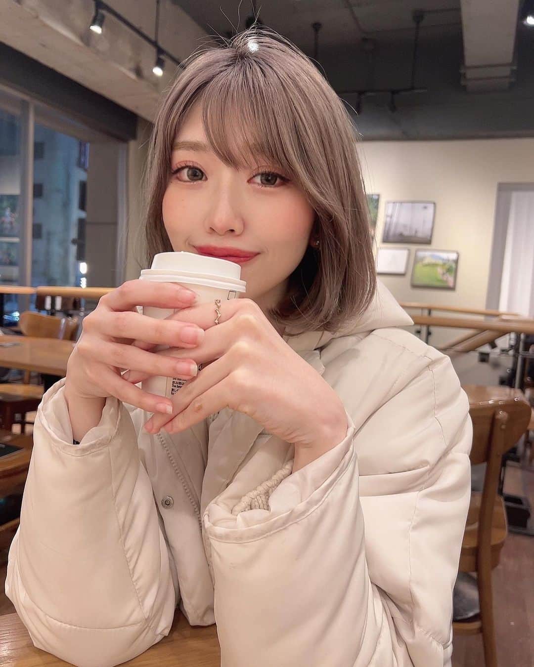 SHINTANITOUKOのインスタグラム：「ニューヘアーカラー💇‍♀️✨ ラベンダーグレージュ？てきな！ めちゃくちゃ可愛い色で 気に入ってる❤️  #ヘアカラー #ニューカラー #newcolor #グレージュカラー #グレージュ #ラベンダーグレージュ #ラベンダーカラー #ボブ #ボブスタイル #髪の毛 #hair #可愛い #お気に入り #カフェ #cafe #スタバ #レースクイーン #racequeen」